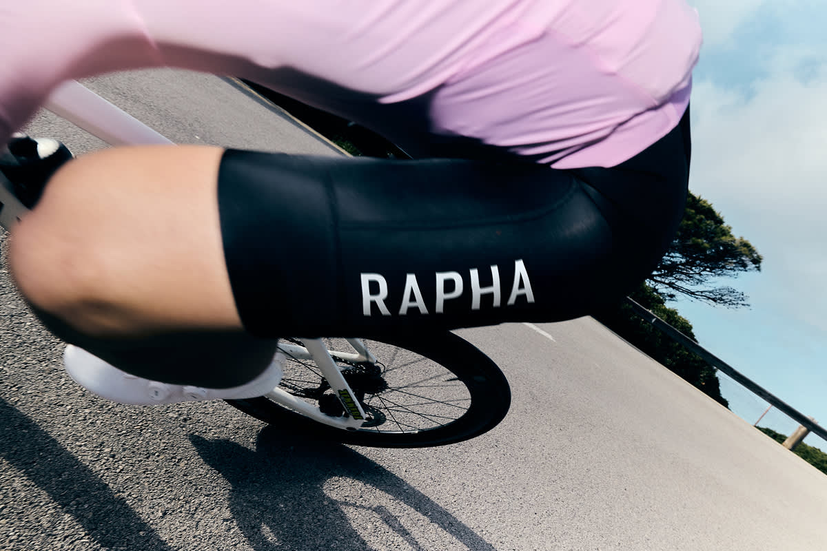 Rapha プロチーム カーゴ ビブショーツ | 高速長距離ライド向けの
